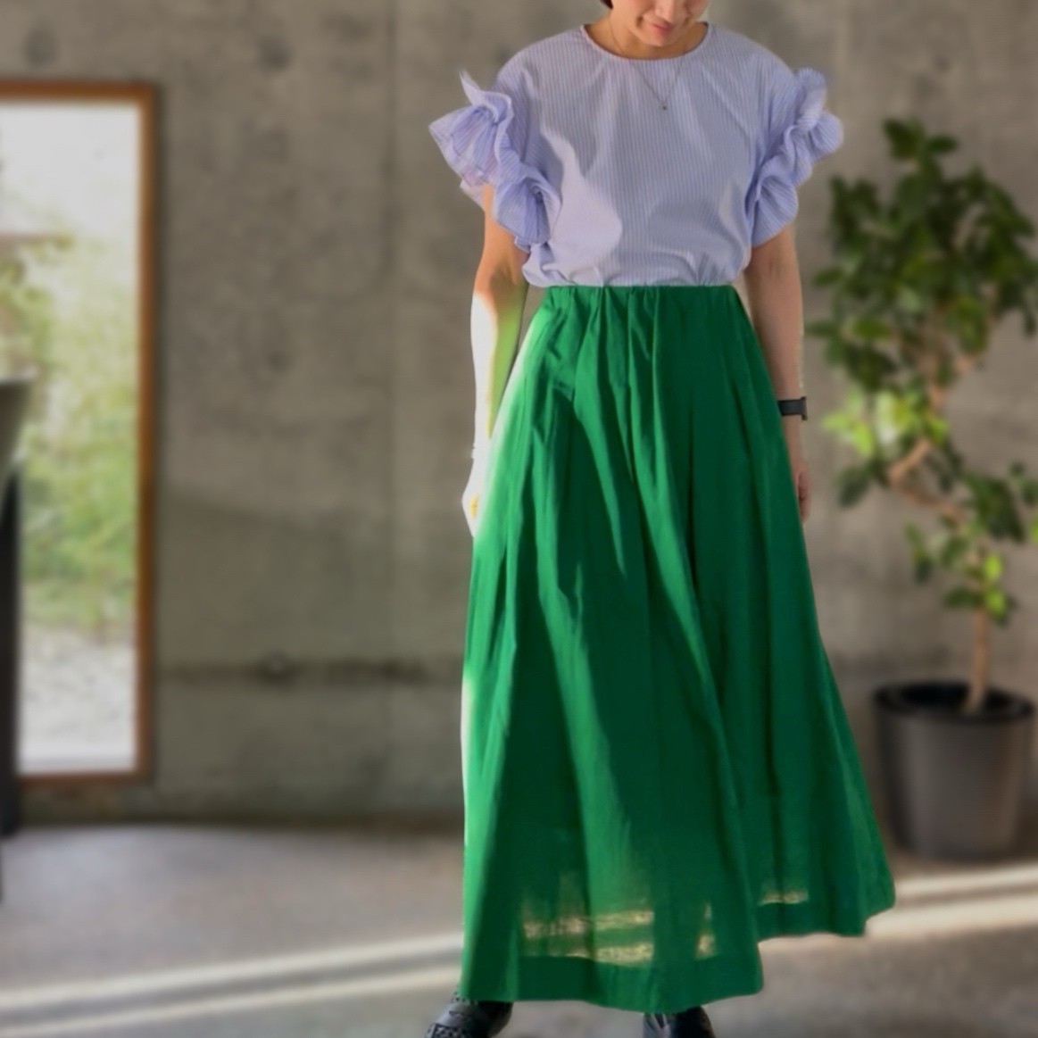 [ se chercher / スシェルシェ ] ストライプ柄袖フリルブラウス + [ CLOCHE / クロッシェ ] 麻混カラースカート
