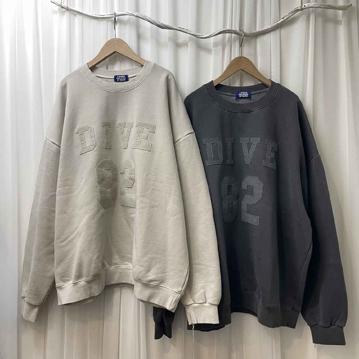 [ L’OURS POLAIRE ET BLEU / ルスポレール＆ブリュ ] ワッペンロゴ長袖トレーナー