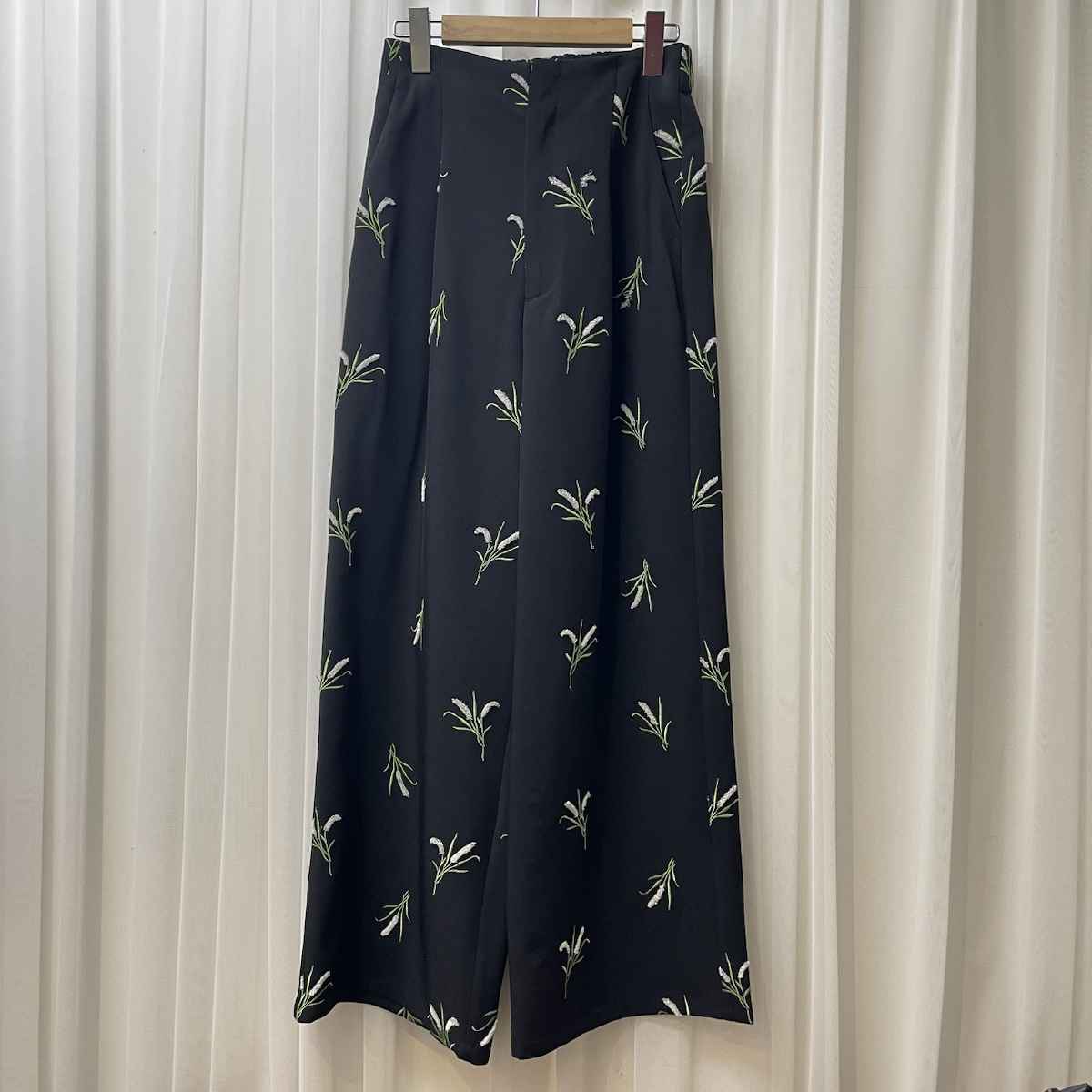 [ Le’s Ageu / レ・アージュ ] 花刺繍ワイドパンツ